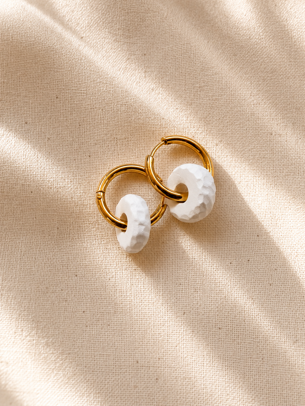 Pendientes texturizados blancos