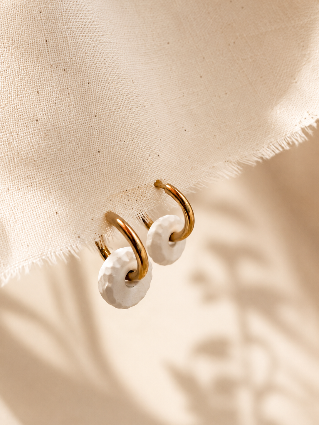 Pendientes texturizados blancos