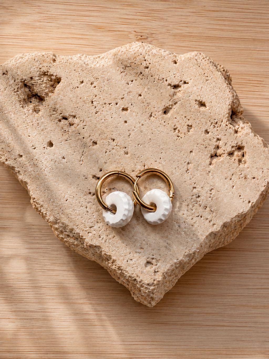 Pendientes texturizados blancos