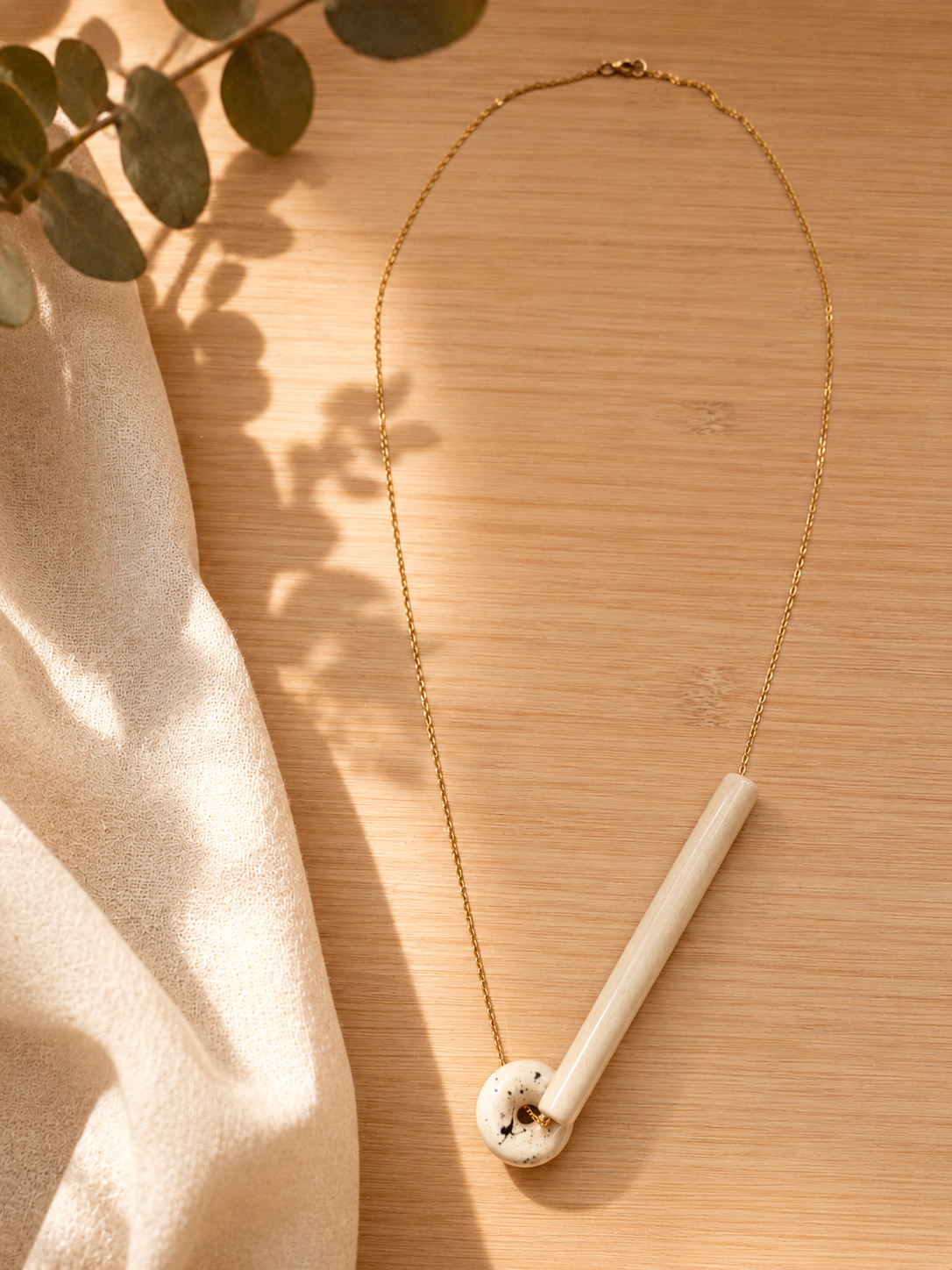 Collar cerámico tubular con aro moteado