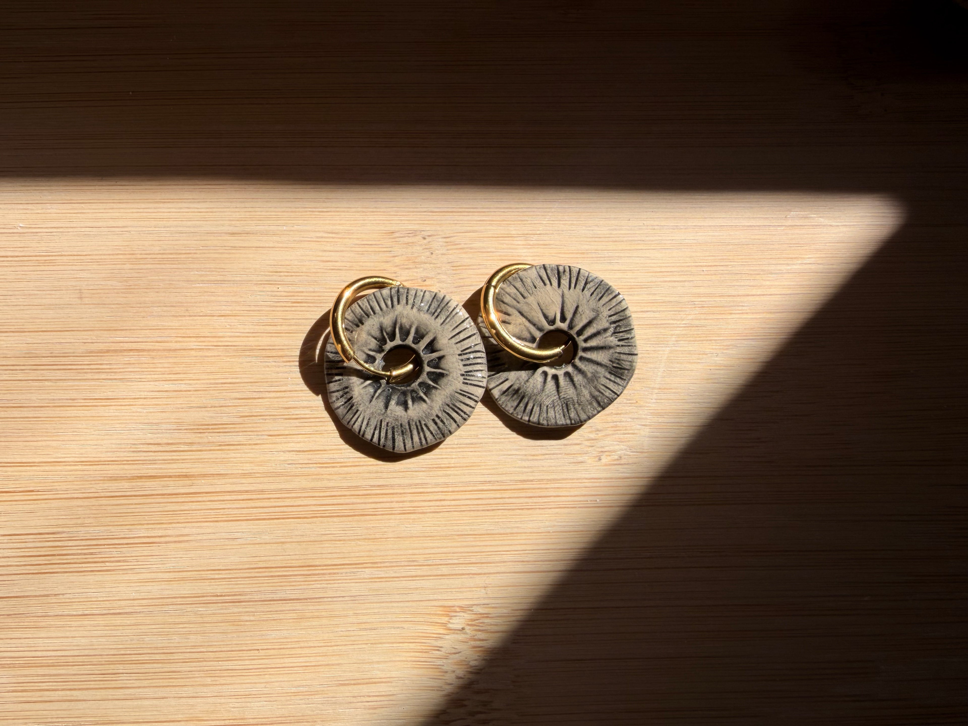 Pendientes aros texturizados negros