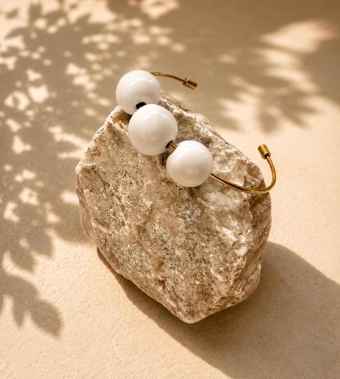 Pulsera rígida de esferas cerámicas