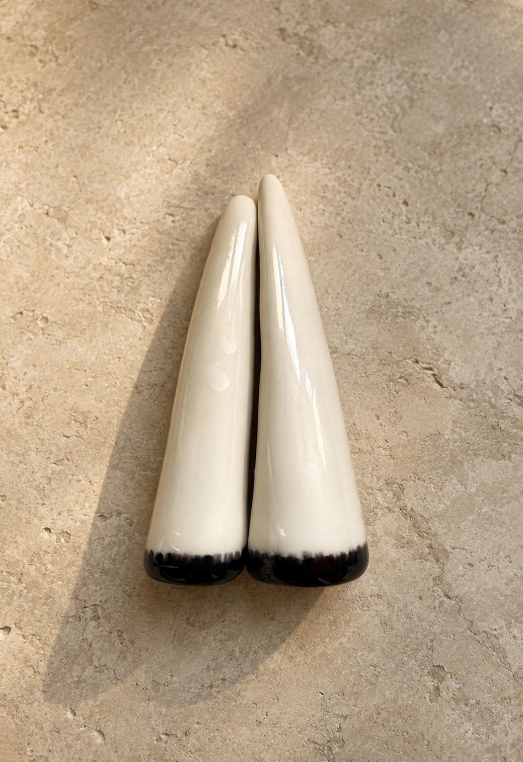 Portaanillos de porcelana con base negra
