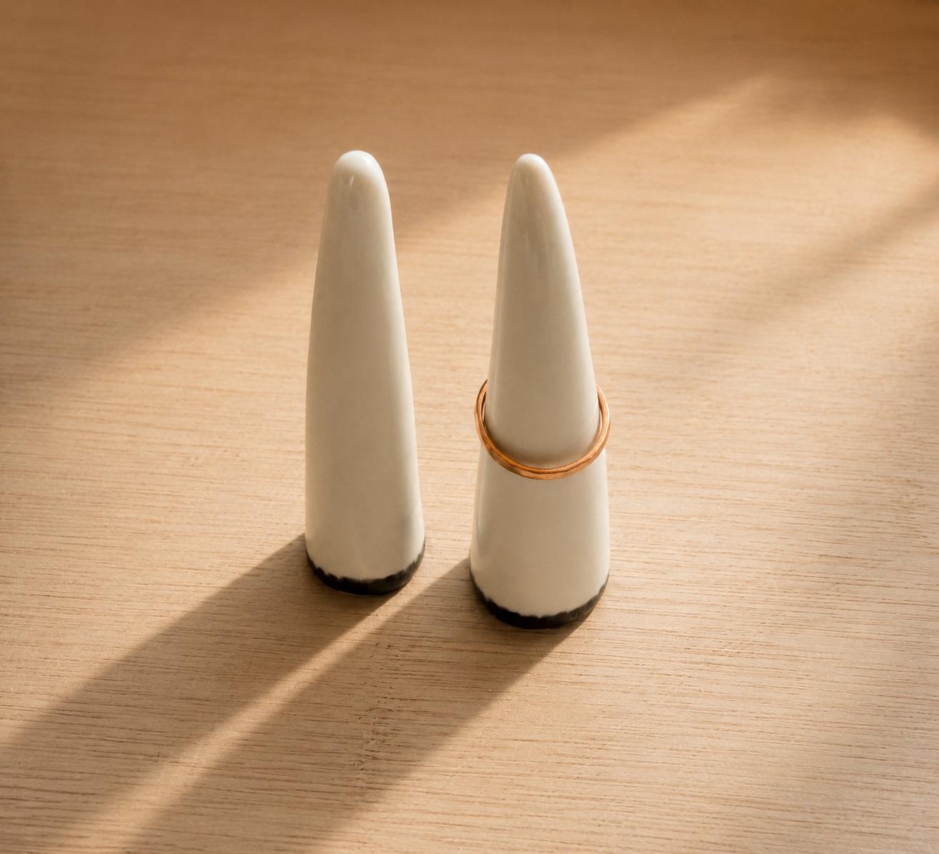 Portaanillos de porcelana con base negra