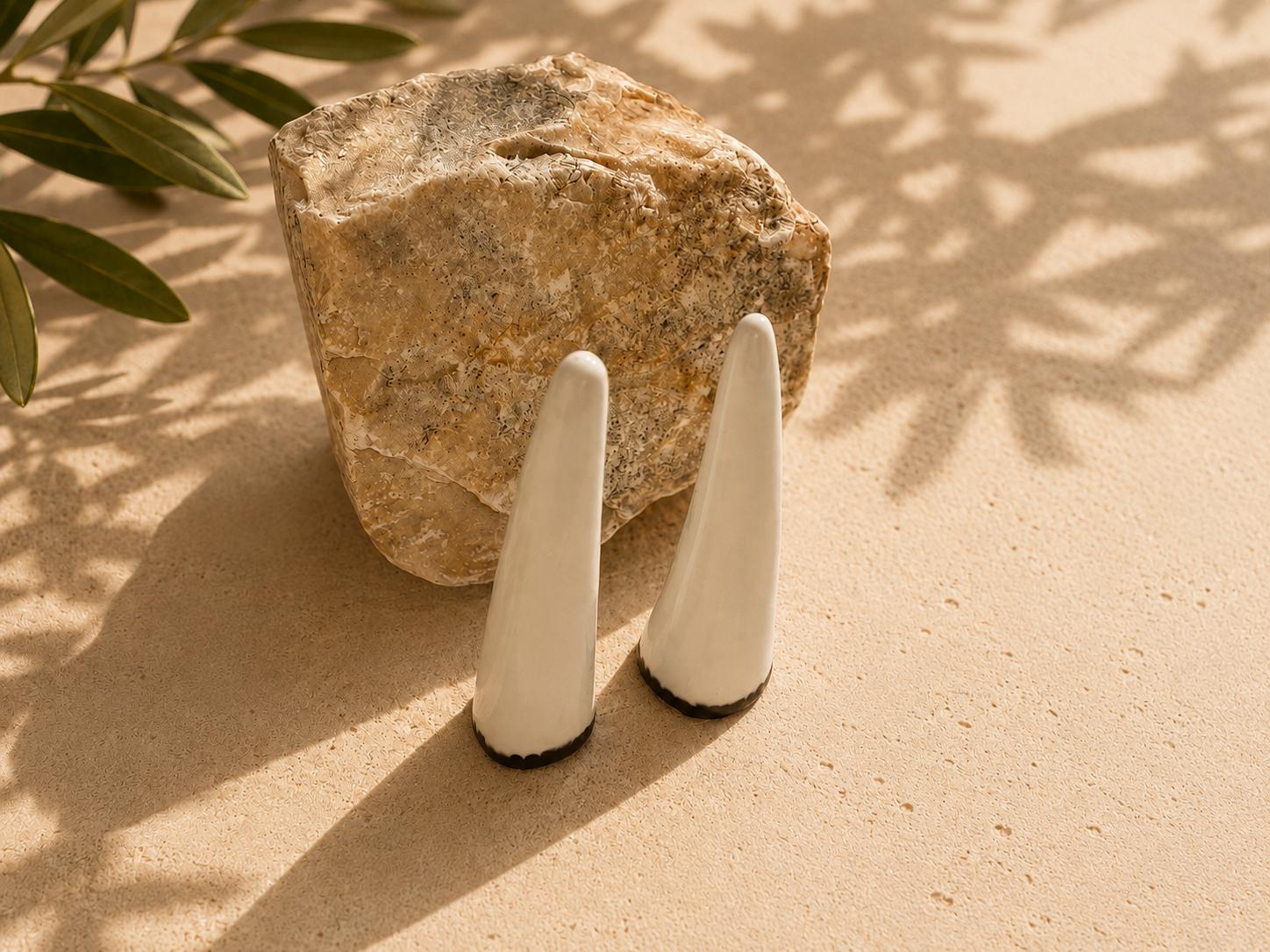 Portaanillos de porcelana con base negra
