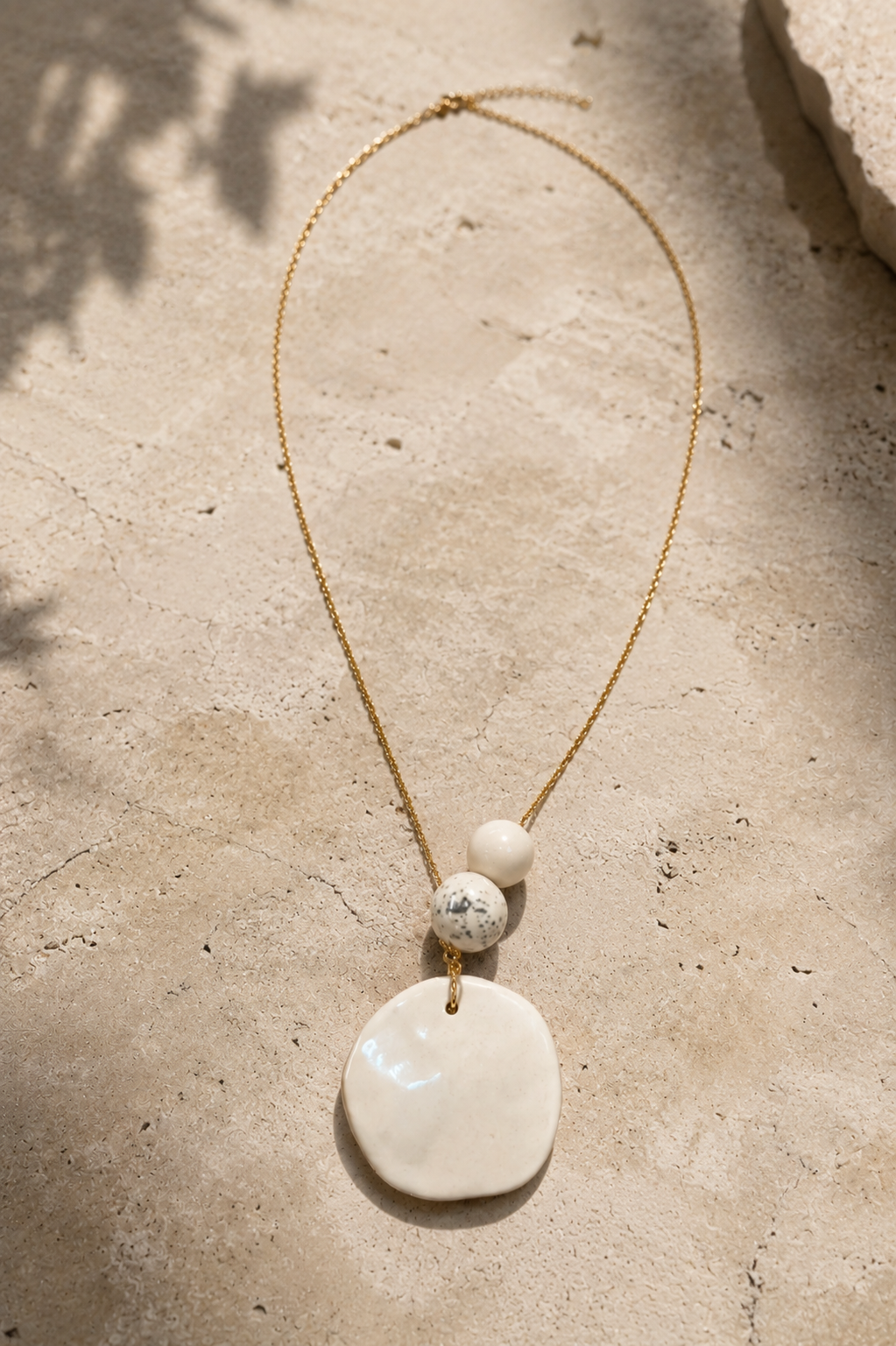 Collar de formas orgánicas