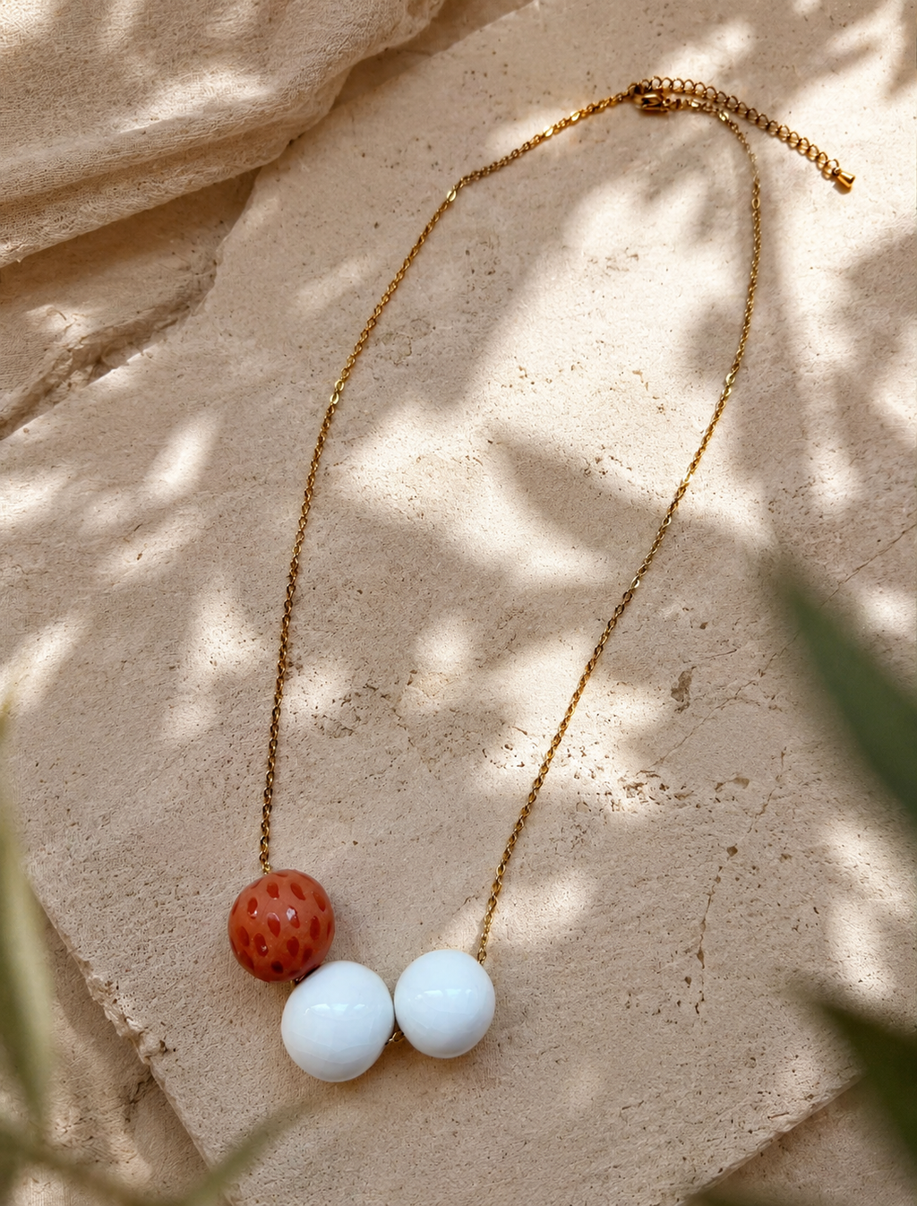 Cometa · Collar de porcelana y arcilla