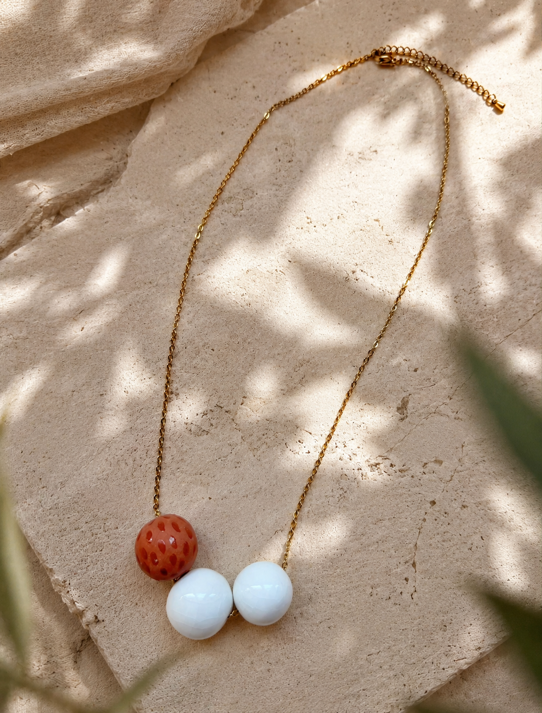 Cometa · Collar de porcelana y arcilla