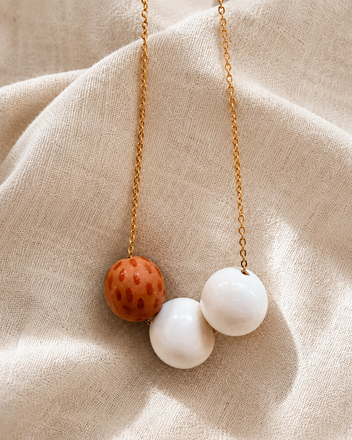Cometa · Collar de porcelana y arcilla
