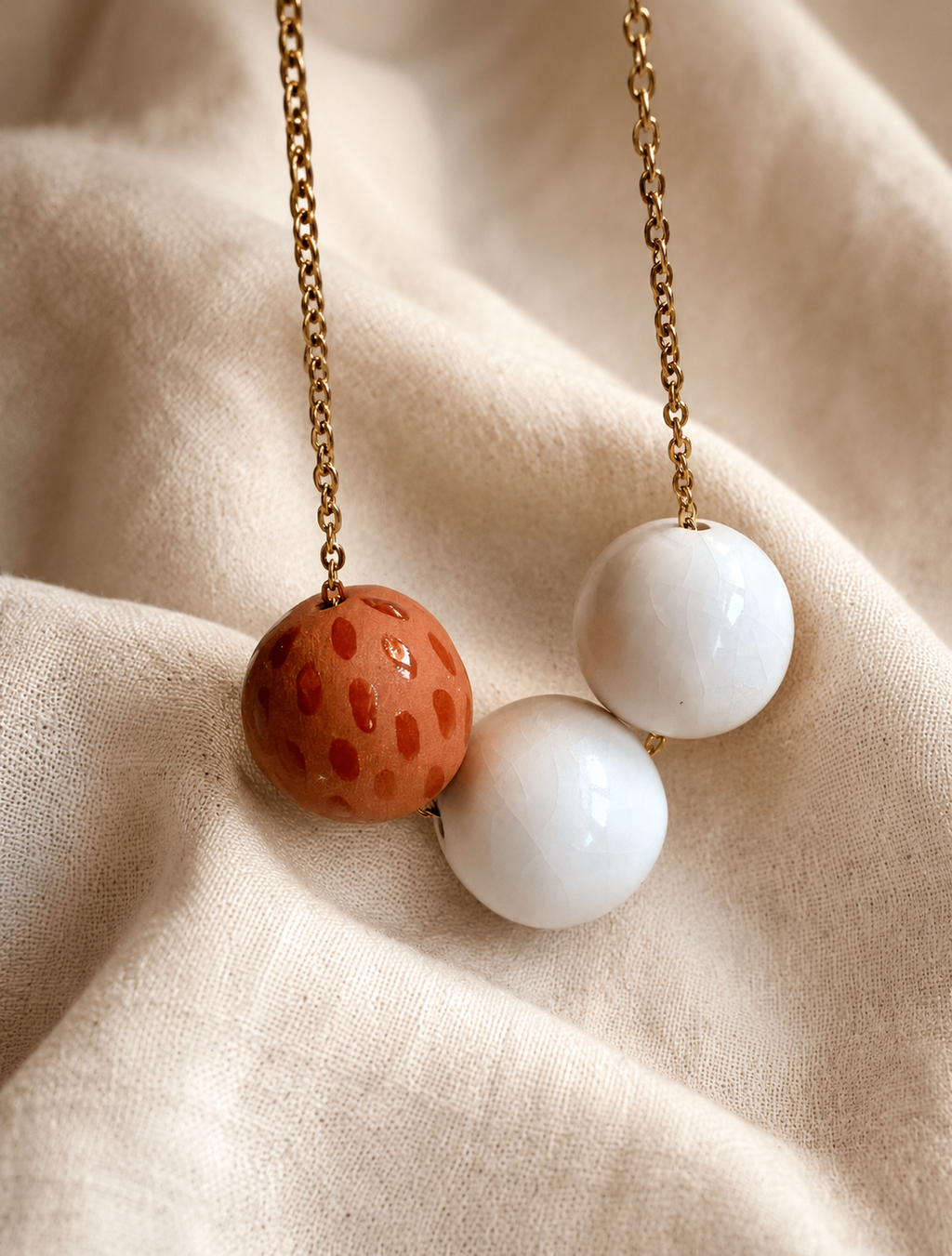 Cometa · Collar de porcelana y arcilla