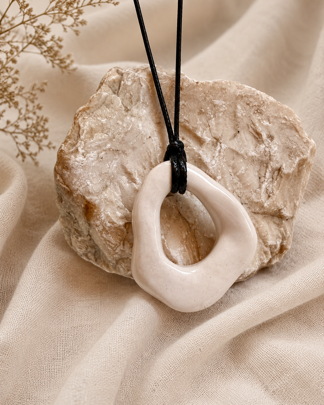 Vacío · Collar de porcelana