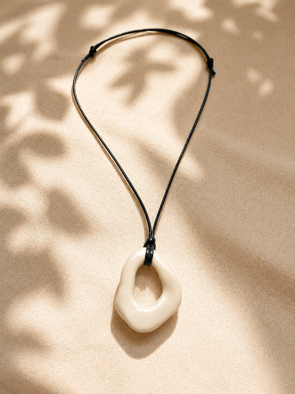 Vacío · Collar de porcelana