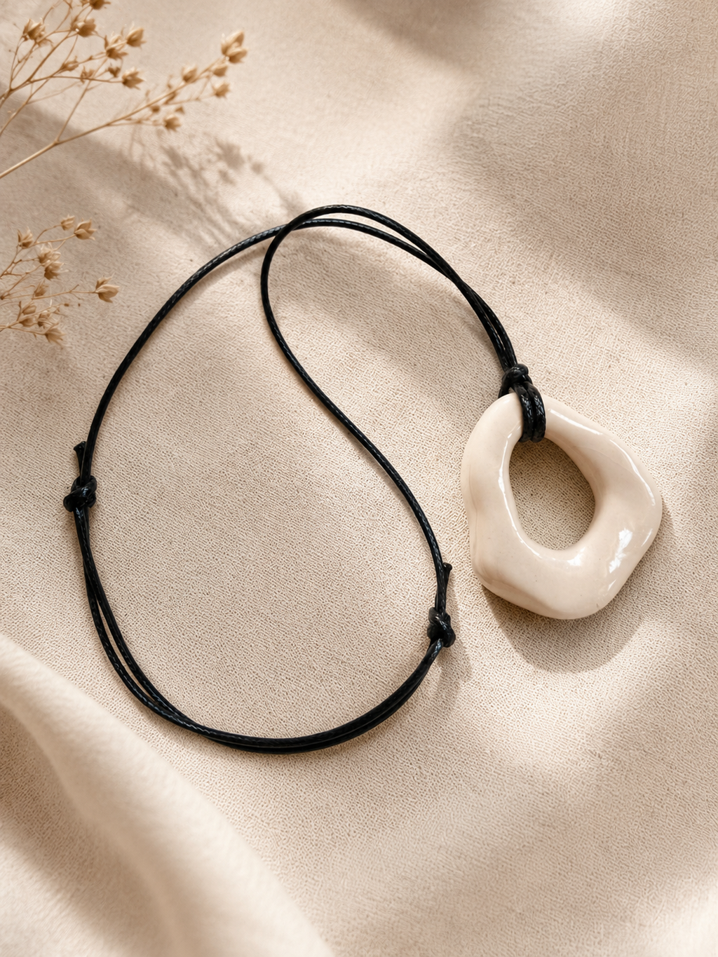Vacío · Collar de porcelana